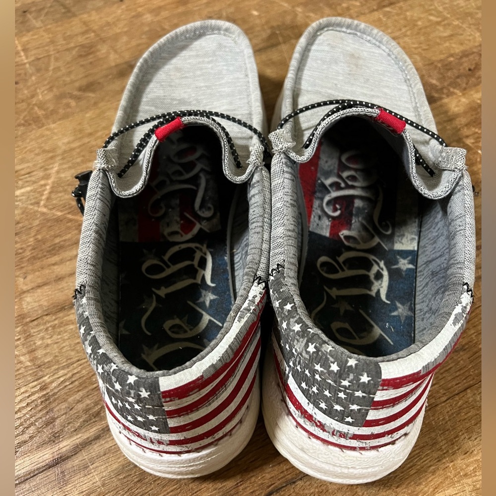 LIKE NEW! Howitzer Slip-On Roam Flag Sneakers..